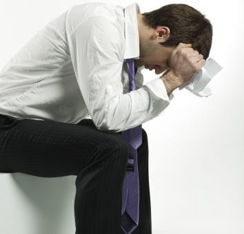 Zanim zdecydujemy się usunąć dane z BIK warto zastanowić się czy warto. Zniknie nie tylko negatywna historia, ale także dobra historia kredytowa. Dane w BIK przechowywane są przez 12 lat. Aby te dane zniknęły wystarczy wystąpić do BIK z takim wnioskiem, pod warunkiem, że odwołujemy zgodę na przetwarzanie danych po spłacie kredytu, lub jeśli termin zgody upłynął. W przypadku jeżeli raty nie były opłacane zgodnie z harmonogramem, usunięcie danych będzie możliwe dopiero po pięciu latach od spłaty. Co istotne, usunięcie danych z Biura nie wpływa na ich przechowywanie przez banki.