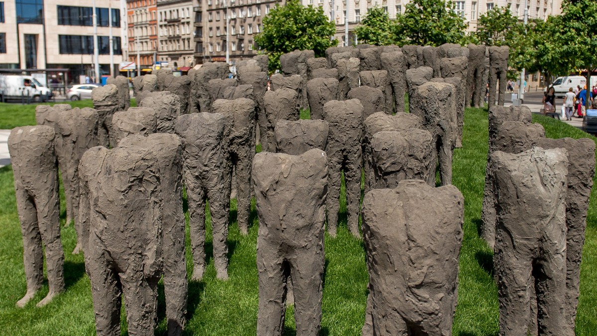 - Ponad sto rzeźb i rysunków tworzy retrospektywną wystawę prac Magdaleny Abakanowicz, którą od dzisiaj będzie można zobaczyć we Wrocławiu. Ekspozycja jest rodzajem hołdu dla najwybitniejszej reprezentantki polskiej sztuki współczesnej – powiedział kurator wystawy Mariusz Hermansdorfer.