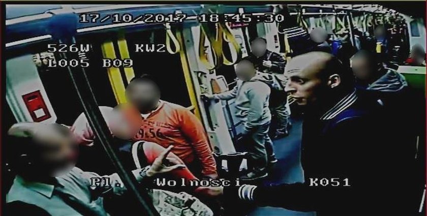 Zaatakował w tramwaju obcokrajowca i jego żonę. Policja publikuje wizerunek