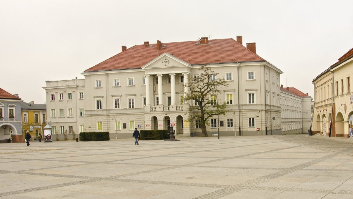 Z dumą patrzymy na biało-czerwoną flagę, na godło z orłem w koronie, które zdobi urzędy państwowe; pamiętajmy jednak, że kiedyś tak nie było, a historia kołem się toczy – mówił w Kielcach biskup kielecki Jan Piotrowski podczas uroczystości upamiętniających Konstytucję 3 Maja.