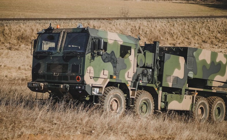 K239 Chunmoo, czyli Homar-K. Polska zakupiła aż 290 takich wyrzutni rakiet. Wszystkie mają zostać zintegrowane z nośnikiem Jelcz.