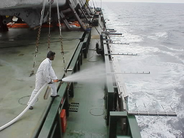 Zamonotowana na burcie statku bariera pod napięciem 9 tys. wolt ma stanowić ochronę przed atakami pirackimi. Fot. Bloomberg