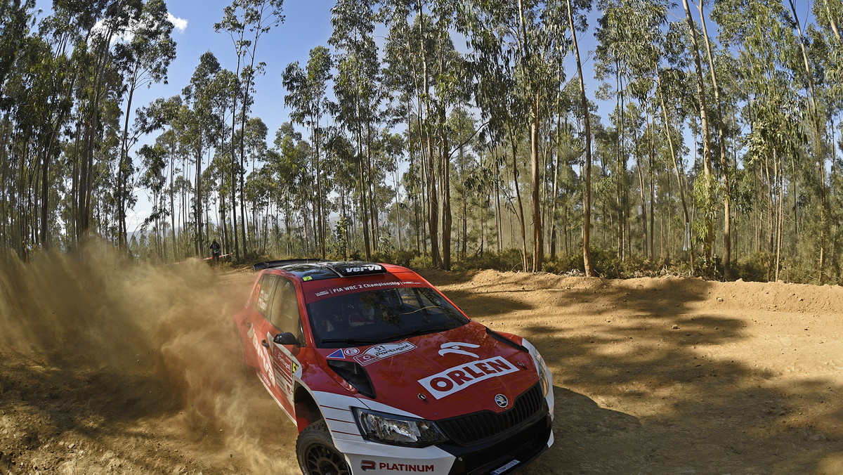 Hubert Ptaszek i Maciej Szczepaniak od urwanego koła rozpoczęli udział w jubileuszowej 50. edycji Rally de Portugal. Mimo dynamicznego początku duet wspierany przez PKN Orlen nie dojechał do mety pierwszej odsłony szóstej rundy Rajdowych Mistrzostw Świata. Dzisiaj załoga Orlen Team wraca na trasę.