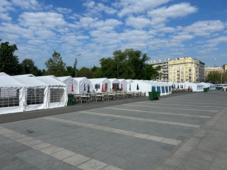 Šatori ispred dve skupštine