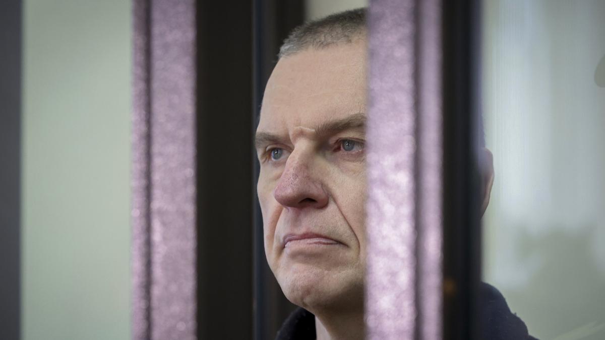 Andrzej Poczobut przed sądem rejonowym w Grodnie, 8 lutego 2023 r.