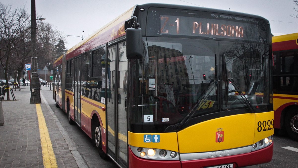 Początek roku szkolnego tuż, tuż, a wraz z jego nadejściem szykują się zmiany w komunikacji miejskiej. Wracają rozkłady jazdy sprzed przerwy wakacyjnej - metro od 1 września, tramwaje i autobusy od 3 września. Poza tym na stołecznych ulicach pojawi się m.in. nowa linia 318, po przerwie znów będą kursowały autobusy E-4 i E-8, a trasy zmienią linie 218, 176 i 114.
