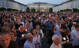 Tłumy przed Pałacem Prezydenckim. Trwa protest przeciw reformom sądownictwa