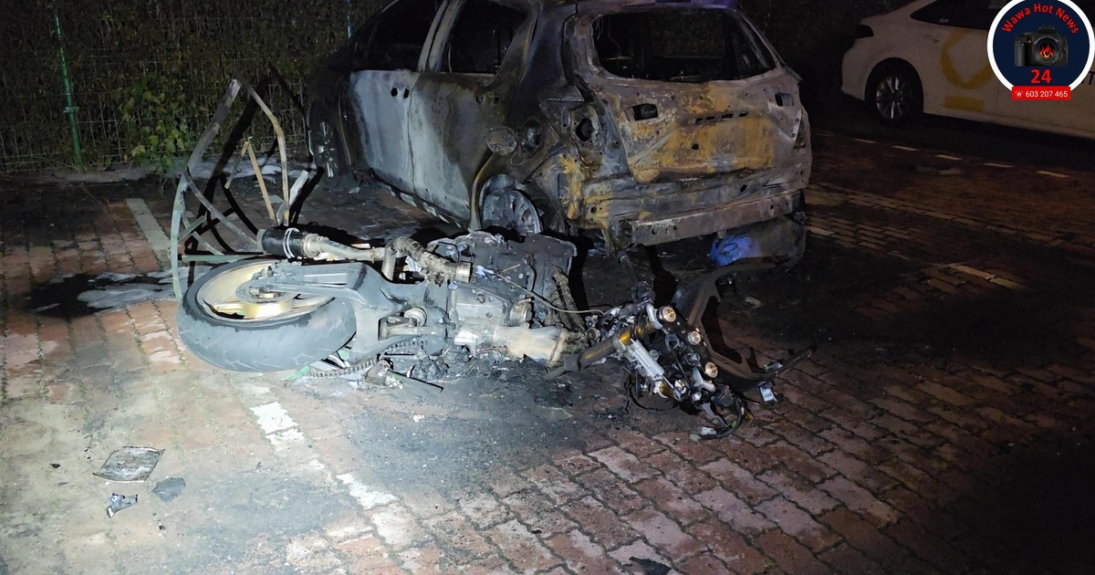 Koszmarny wypadek na Mokotowie. Mężczyzna przeleciał kilkadziesiąt metrów. Motocykl uderzył w auta, wybuchł pożar