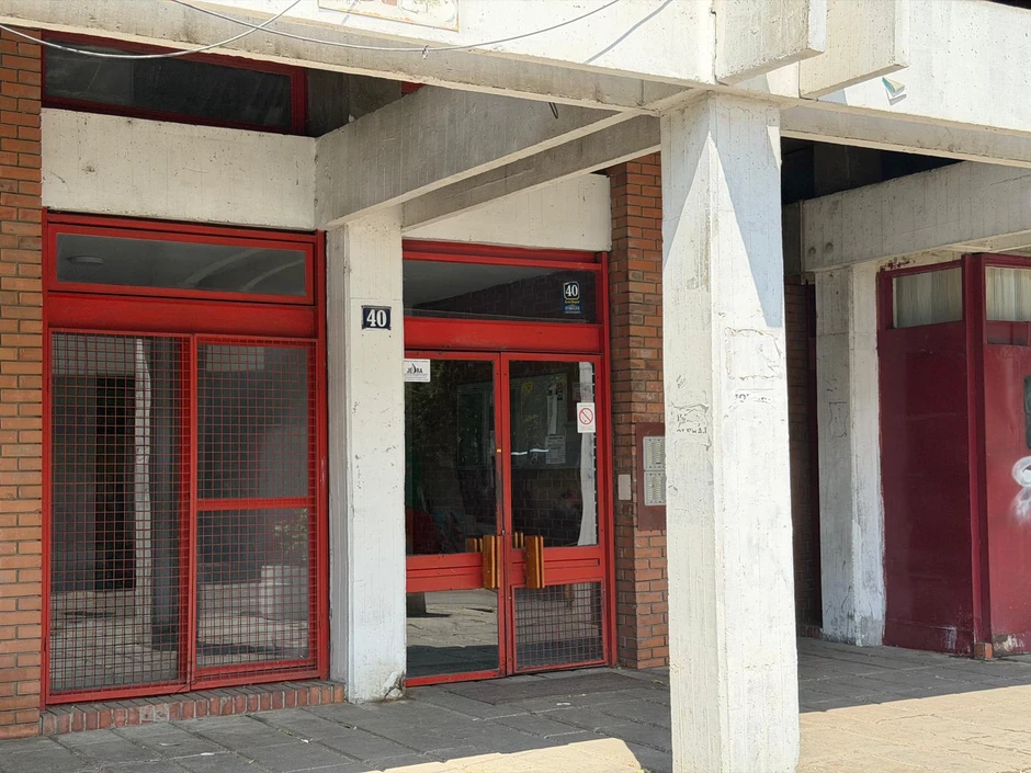 Zgrada isped koje je Milan u "Žikinoj dinastiji" parkirao auto