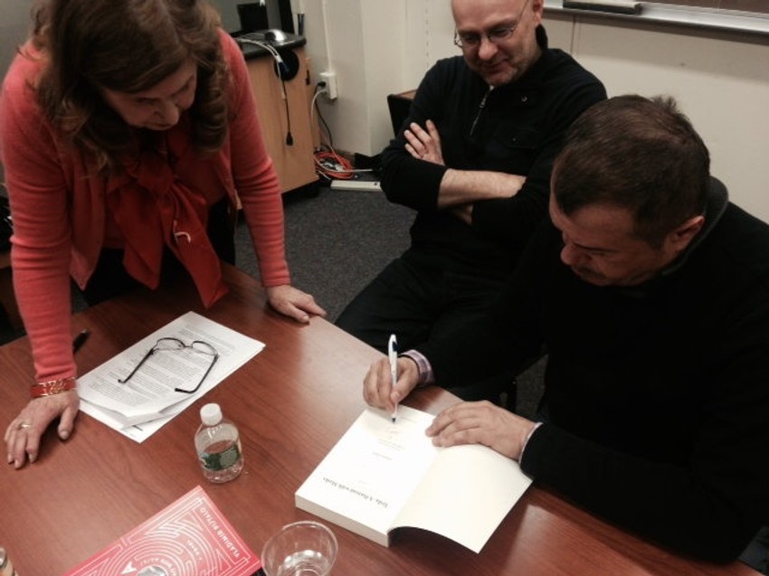 Vladimir Pištalo potpisuje američko izdanje romana "Tesla, portret među maskama" na Kolumbiji