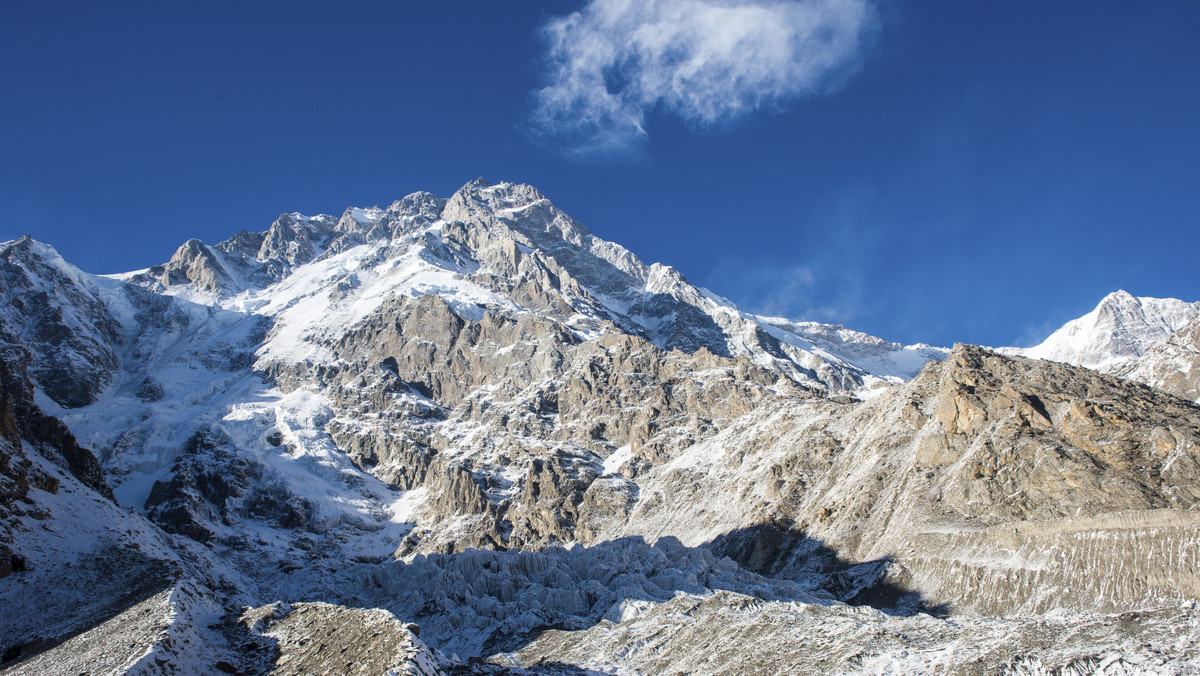 Według odczytów nadajnika GPS, jesteśmy świadkami wspaniałej historii. Właśnie po raz pierwszy w historii zdobyta została zimą góra Nanga Parbat (8126 m n.p.m). Chwilę trzeba było poczekać na potwierdzenie tej informacji aż w końcu to się stało. Z bazy dotarła informacja, że widać na szczycie osoby. Teraz jedynym niezdobytym ośmiotysięcznikiem pozostaje K2.