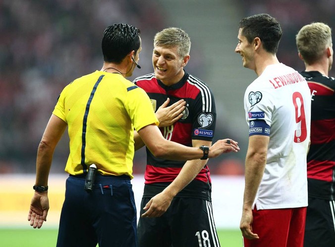 11.10.2014 WARSZAWA , STADION NARODOWY (WARSAW NATIONAL STADIUM ). ELIMINACJE EURO 2016 (UEFA EURO 2016 QUALIFICATION). MECZ POLSKA-NIEMCY (GAME POLAND - GERMANY).<br><br> POLSKA - NIEMCY Na zdjęciu: TONI KROOS ( GERMANY ) ROBERT LEWANDOWSKI