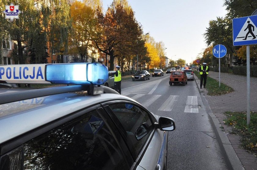 97-latek w maluchu wjechał w nastolatków na pasach