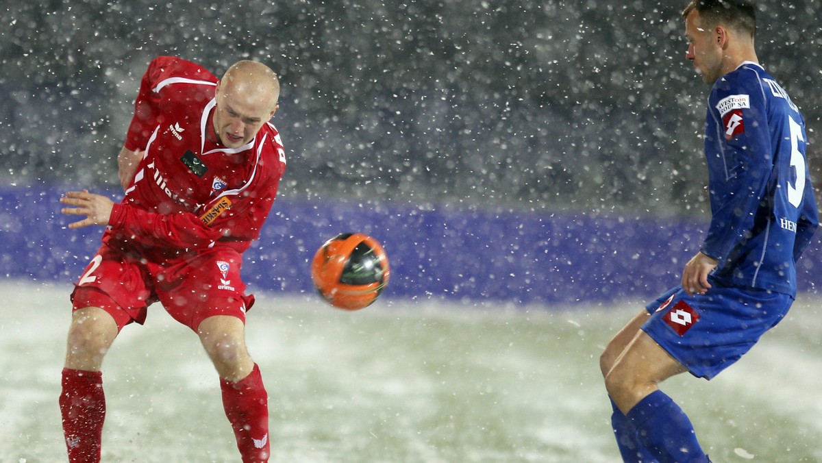 Wielkie Derby Śląska tym razem nie wzbudziły wielu sportowych emocji, bo zostały one... "przysypane" przez śnieg. Opady spowodowały, że mecz przypominał raczej jazdę figurową niż futbol, piłkarze zaś walczyli ze sobą, śniegiem i ciemnościami jakie zapadły w Chorzowie na początku drugiej połowy meczu. W końcu jako pierwsi warunki opanowali zawodnicy Ruchu, którzy znokautowali Górnika Zabrze 3:0 (0:0).