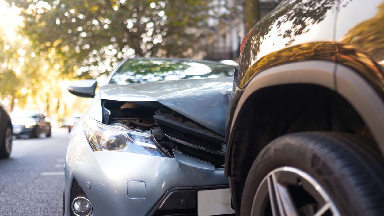 Vodič z vedľajšej cesty musí dať prednosť všetkým vozidlám na hlavnej, aj tým idúcim v protismere.