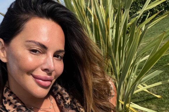 OBUKLA LEOPARD KOMPLET, PA SE RASKOPČALA Sanja Vuksanović bez šminke pozirala ispred raskošne vile: Sunča se u papučama, ne skida osmeh (FOTO)