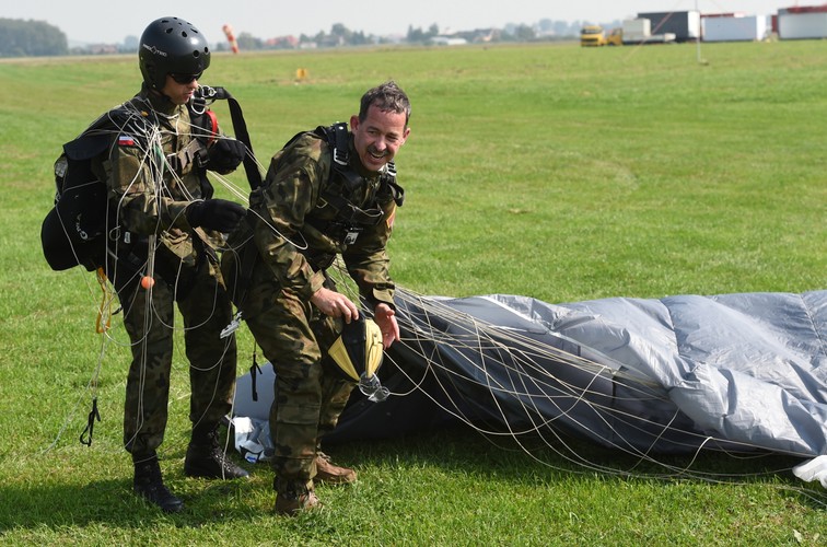 Ambasador USA skoczył na spadochronie