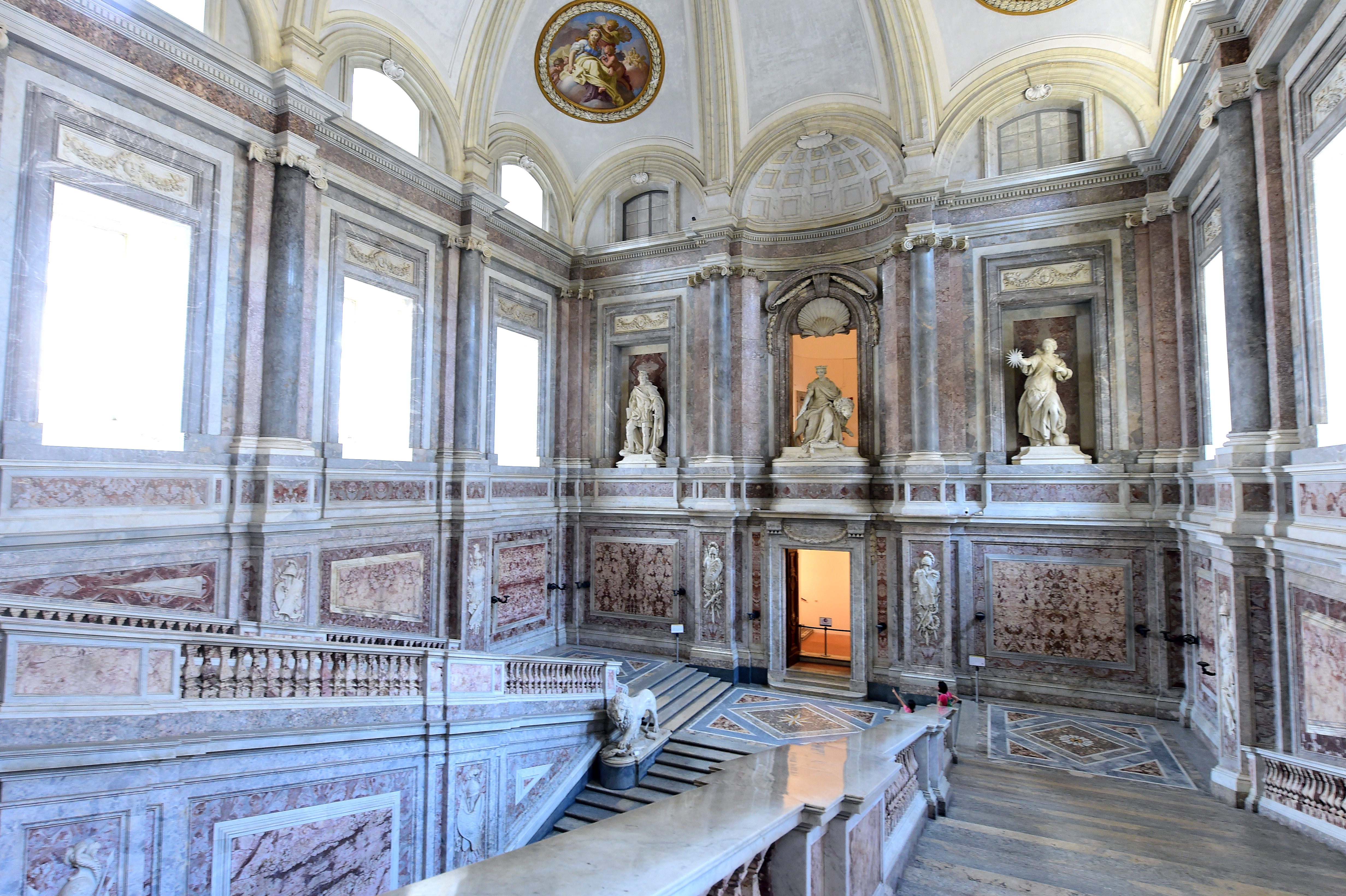 Alba alla Reggia di Caserta: risveglio tra natura e arte