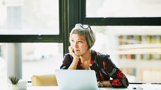 Egy felmérés szerint egy 60 éves magyar nő a munkaerőpiacon felannyi eséllyel sem indul, mint egy 34 éves