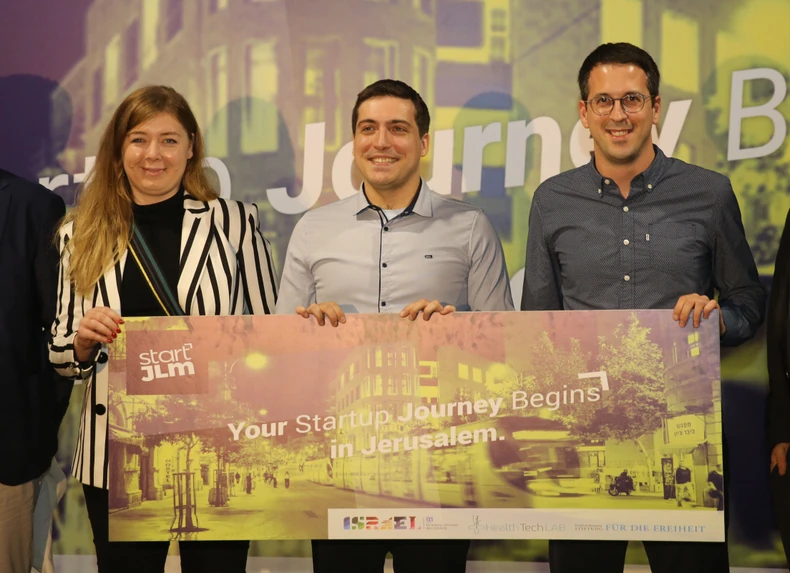 Marko Panić (u sredini)