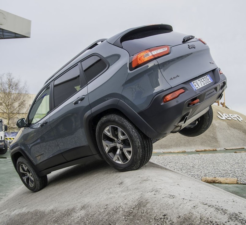 Jeep cherokee powraca do nas! Ale nie jako kanciasta terenówka tylko jako SUV o zupełnie nowych kształtach. Sceną polskiej premiery nowego jeepa cherokee są największe targi motoryzacyjne w Polsce Motor Show w Poznaniu. Przy okazji debiutu w stolicy Wielkopolski legendarny producent ujawnił ceny tego auta. Polski oddział amerykańskiej marki spodziewa się, że nowy cherokee zostanie hitem i przebije popularnością większego grand cherokee.