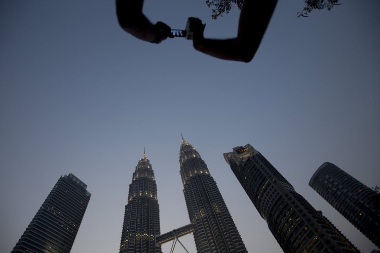 Bliźniacze wieże z Kuala Lumpur były najwyższym budynkiem od 1998 do 2004 roku i są najwyższą parą budynków na świecie.
