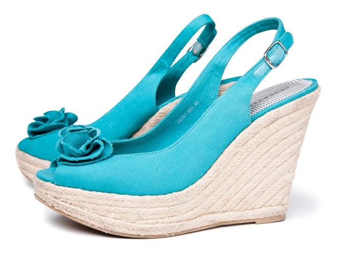 Kwiatowe obuwie na sezon wiosna-lato 2011 z kolekcji Reserved