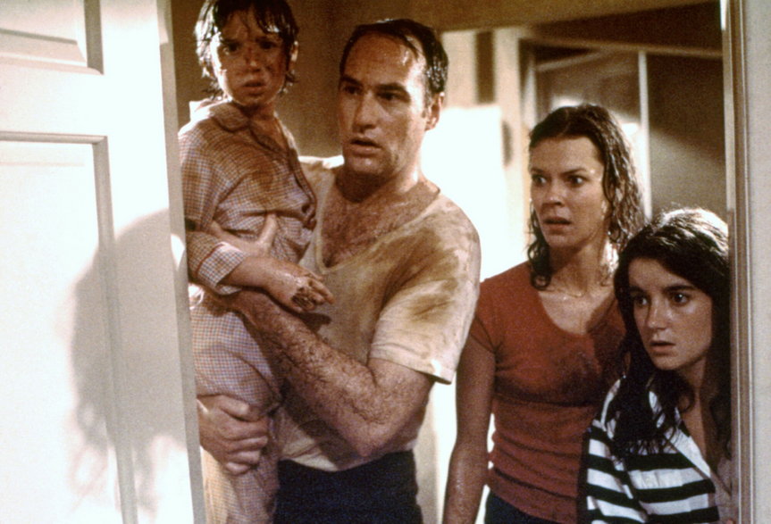 Kadr z filmu "Duch". Dominique Dunne pierwsza od prawej, w bluzce w paski (1982)