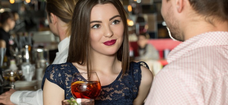 Szarmanckość i komplementy już nie robią wrażenia. Badanie pokazało, jak chcemy teraz randkować