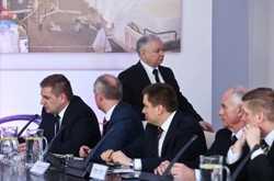 Debata PiS o zdrowiu. Kaczyński nazywa Tuska tchórzem i... wychodzi