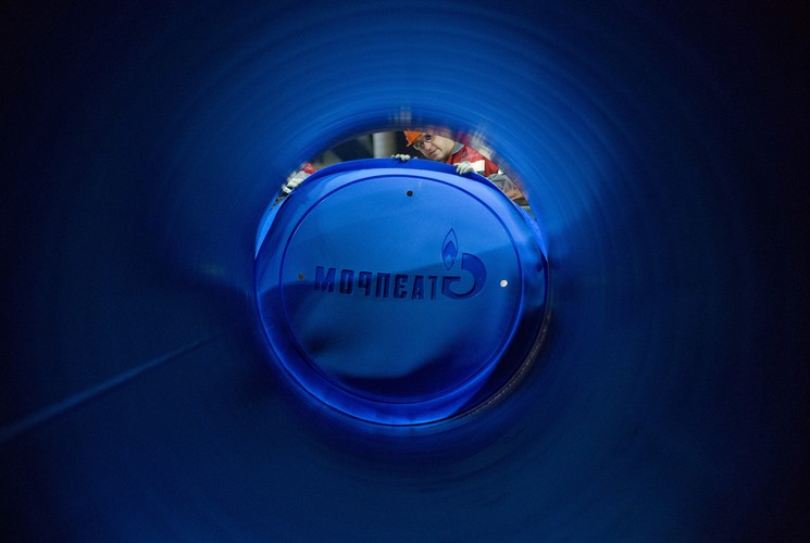 Gaz to największa broń Kremla. Jedna trzecia dostaw tego surowca do krajów Unii Europejskiej pochodzi z Rosji, dlatego zakręcenie kurka z błękitnym paliwem jest skutecznym straszakiem. W ostatnich dniach kilka europejskich państw odnotowało zmniejszone dostawy gazu od Gazpromu. Jak informowało PGNiG 11 września, w ciągu jednej doby dostawy gazu z Rosji do Polski zmniejszyły się o 45 procent, choć wciąż pozostawały w granicach przewidywanych przez umowę rosyjskim monopolistą. Na zredukowane dostawy gazu skarżyła się też Słowacja i Rumunia.
Jak zaznacza The Moscow Time, Rosja nie może sobie jednak pozwolić na całkowite zaprzestanie dostaw gazu do Europy. Byłoby to zbyt kosztowne. Tylko w zeszłym roku Gazprom sprzedał na Stary Kontynent surowiec wart 60-70 mld dol.