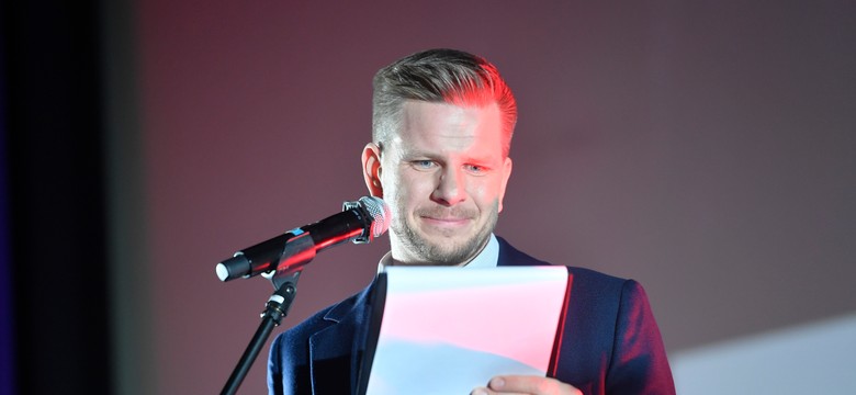 Afera z fundacją Filipa Chajzera. Prezenter wydał kolejne oświadczenie, wyjechał z Polski