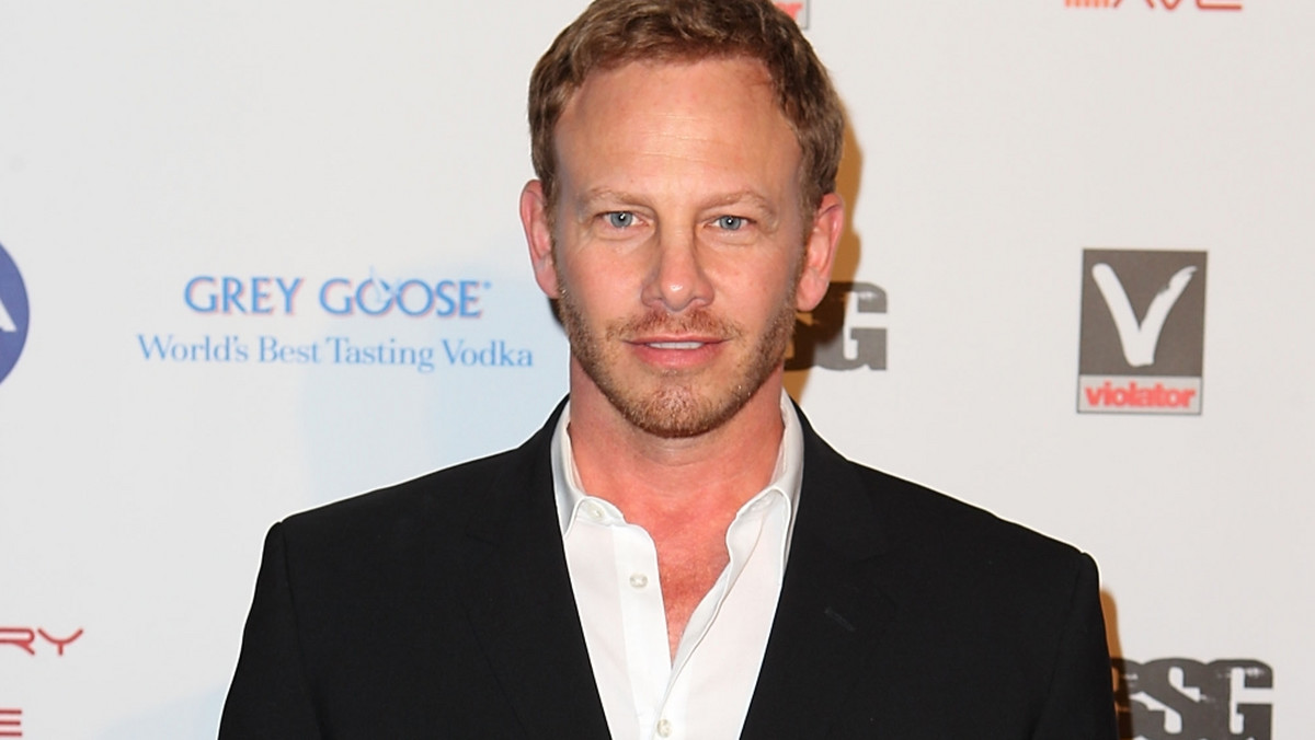 Ian Ziering, odtwórca roli Stevena Sandersa w popularnym serialu "Beverly Hills 90210", obecnie nie ma najlepszej passy. Aktor musi dorabiać jako striptizer.