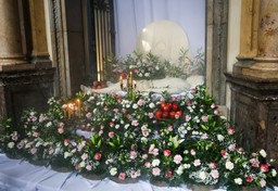 symbolika wielkiej soboty. nie ma mszy św., wierni święcą pokarmy i odwiedzają groby pańskie