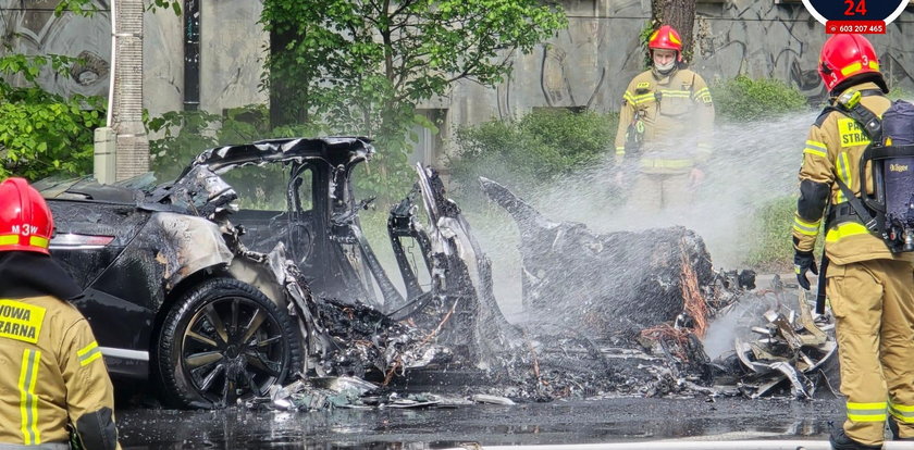 Na ulicy w Warszawie spłonął elektryk wart milion zł! Mówi się, że było to jedyne takie auto w Polsce