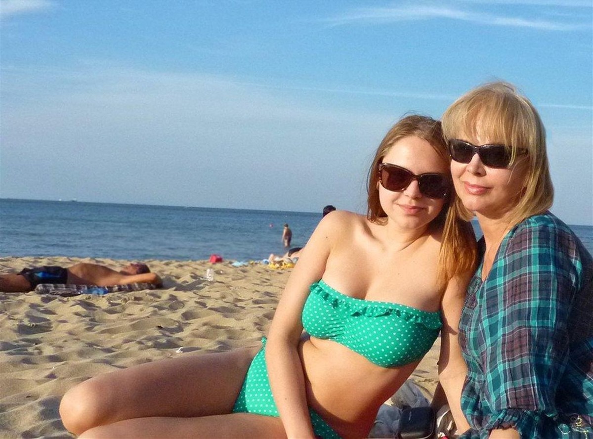Trojanowska zabrała córkę do Sopotu. Opalały się na plaży