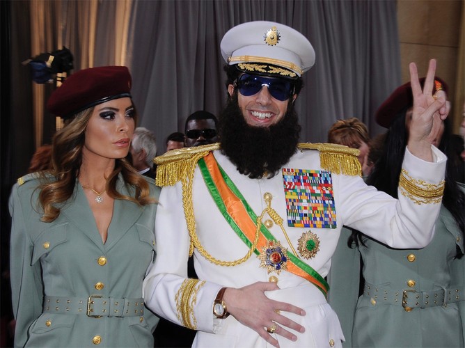 Sporo zamieszania narobił Sacha Baron Cohen, który na gali pojawił się w przebraniu 'dyktatora'. Towarzystwo urodziwych umundurowanych ochroniarek nie pozostawia wątpliwości, o którego dyktatora chodzi