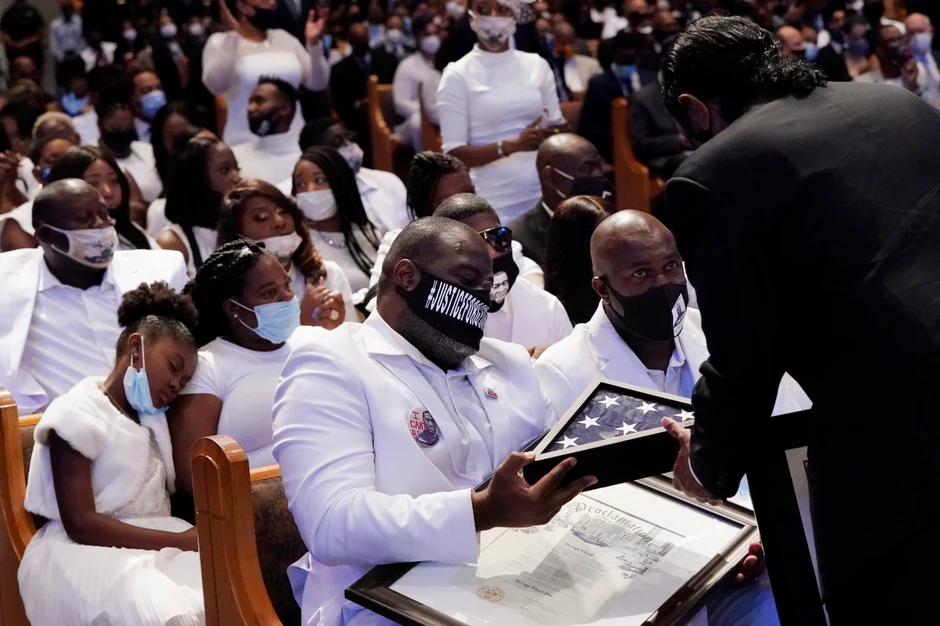 Flojdovoj braći Rodniju i Flionisu Flojdu uručene su američka zastava i proglas