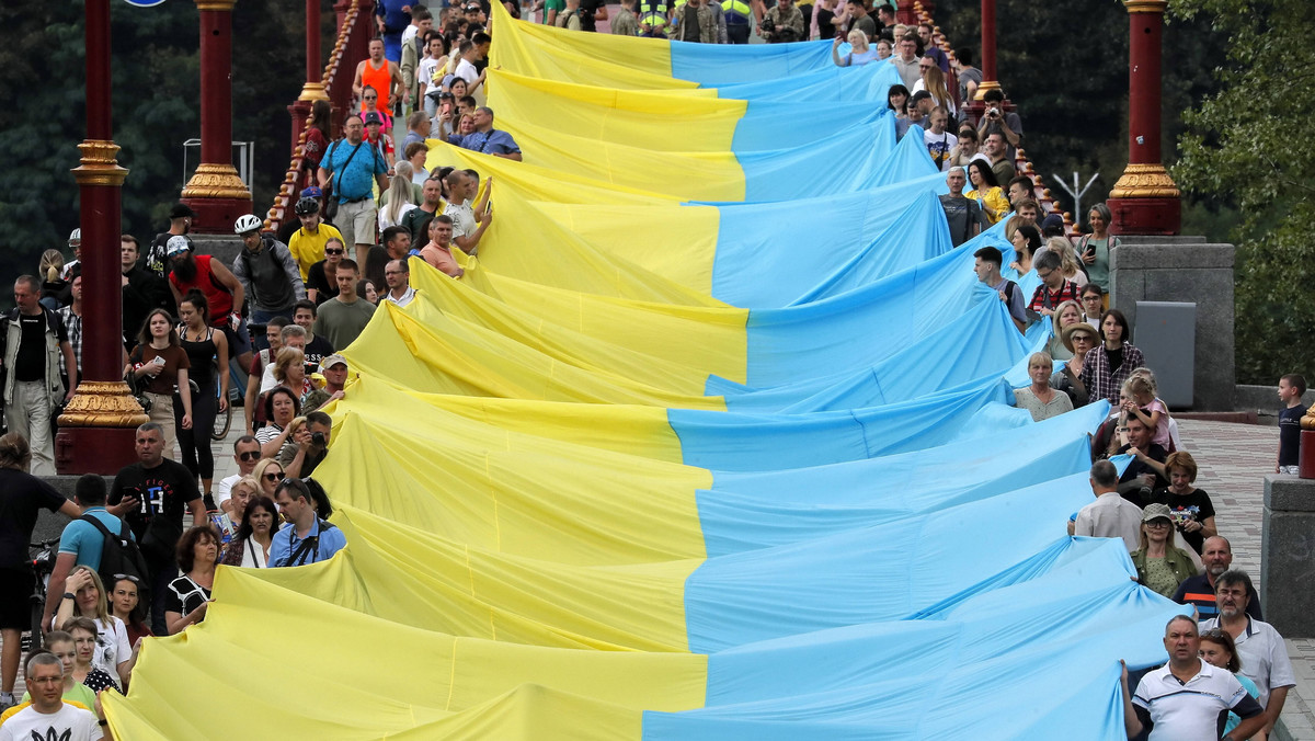 W Kijowie trwa wielka akcja "Zjednoczona Ukraina". Wielka flaga znalazła się na obu brzegach Dniepru