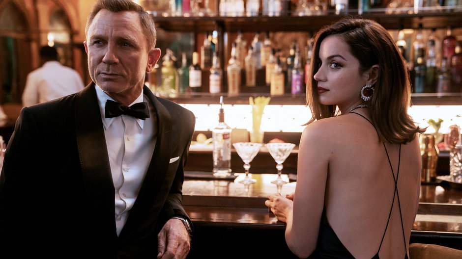 Daniel Craig (James Bond) i Ana de Armas (Paloma) w filmie "Nie czas umierać"