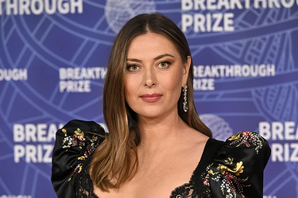 Kada se Marija Šarapova sinoć pojavila OVAKO ODEVENA, hipnotisala je ceo grad: Zbog čipke na grudima svi se pitaju da DA LI JE UOPŠTE NOSILA BRUSHALTER, a evo kakve ŠTIKLE je izabrala za visinu od 188 CM