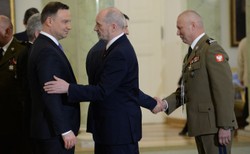 Iskrzy na lini Duda - Macierewicz? "Są różnice zdań, ale prezydent nie jest odcinany od spotkań z generałami"