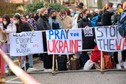 Demonstracja w Hamburgu w Niemczech przed rosyjskim konsulatem. Protestujący trzymają transparenty: "Wybieramy Europę, a nie Rosję", "Módlcie się za Ukrainę" i "Stop wojnie".