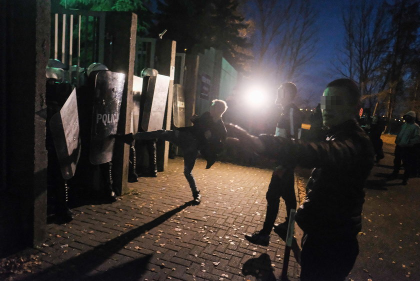 Zamieszki przed Komenda Miejska Policji w Koninie