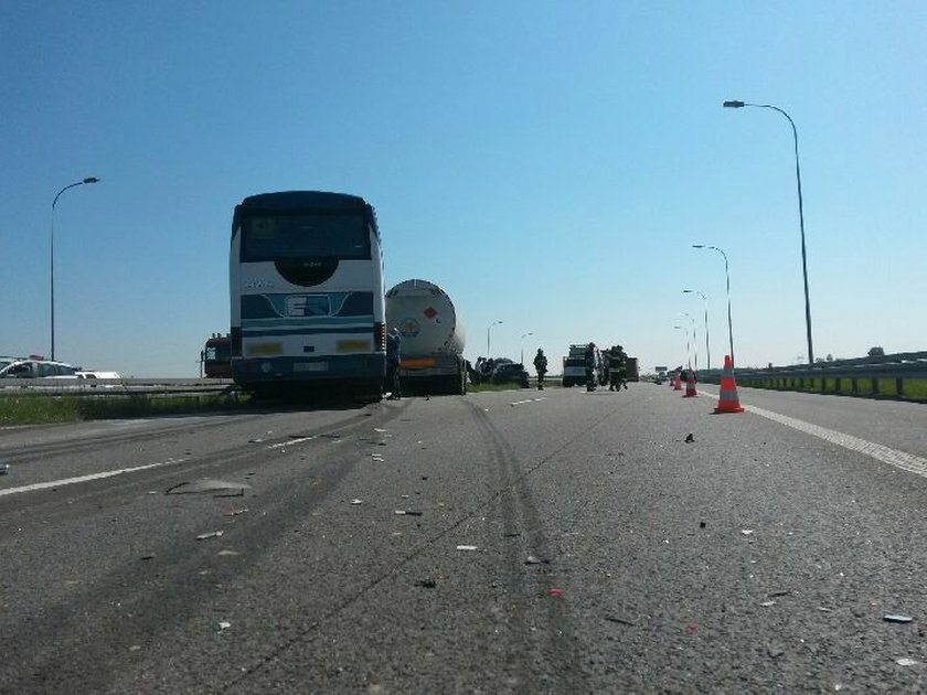 Autobus z dziećmi zderzył się z cysterną