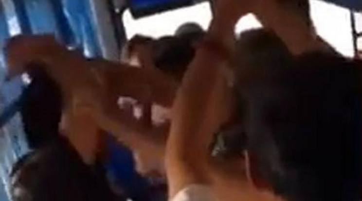 Megverték az utasok, mert nem adta át a helyét a buszon - videó!