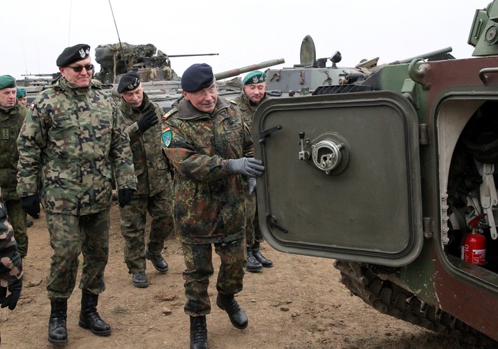 Dowódca Wielonarodowego Korpusu Północno-Wschodniego gen. Manfred Hofmann C oraz zastępca szefa sztabu ds. planowania Korpusu gen. Piotr Żurawski 2L oglądają polski sprzęt wojskowy podczas polsko-niemieckich ćwiczeń wsparcia bojowego na poligonie Ośrodka Szkolenia Poligonowego Wojsk Lądowych w Orzyszu