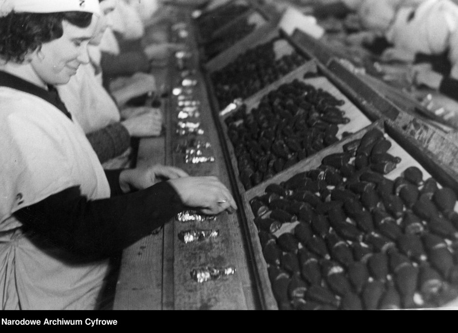 Kobieta pracująca przy taśmie z cukierkami czekoladowymi w fabryce cukierniczej "Suchard" - 1940 rok - - Narodowe Archiwum Cyfrowe