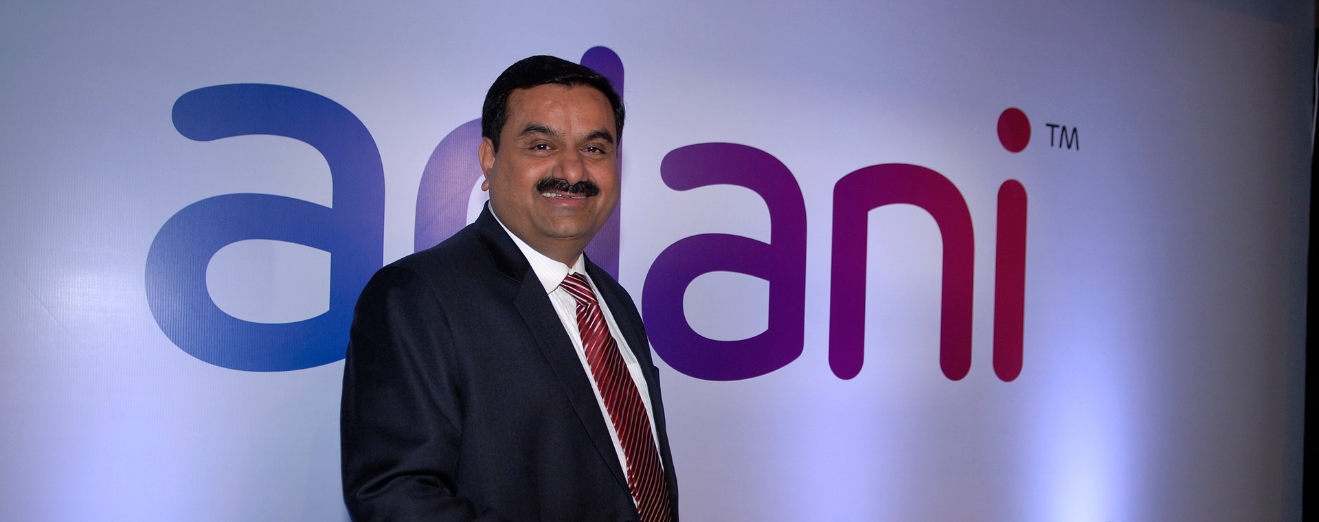 Gautam Adani na konferencji prasowej swojej grupy, 2012 r.