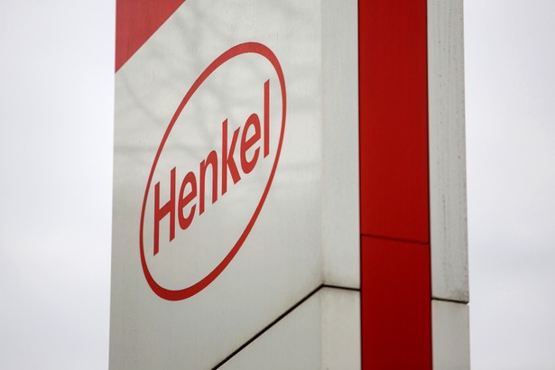 Logo firmy Henkel przed główną siedzibą firmy w Duesselorfie w Niemczech